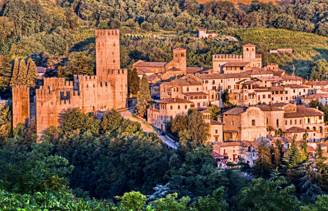 Обои картинки фото замок arquato alba италия, города, - панорамы, замок, arquato, alba, италия, дома, панорама