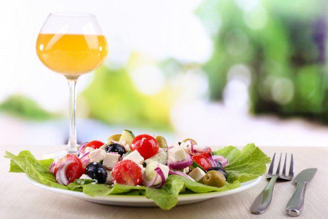 Обои картинки фото еда, салаты,  закуски, glass, of, wine, salad, вино, бокал, салат