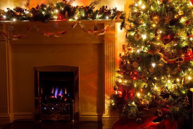 Обои картинки фото праздничные, новогодний очаг, гирлянды, елка, камин, огонь