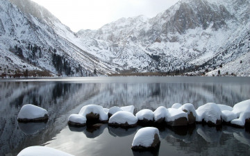 Картинка природа реки озера снег камни гора озеро
