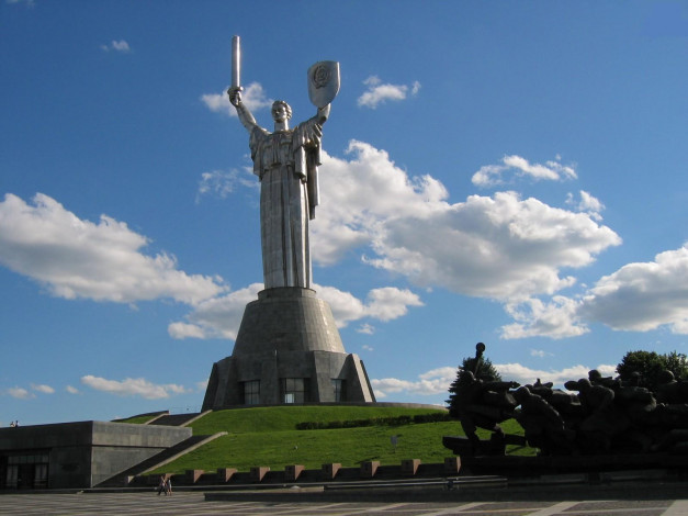 Обои картинки фото киев, музей, вов, города, украина, небо, облака, мемориал