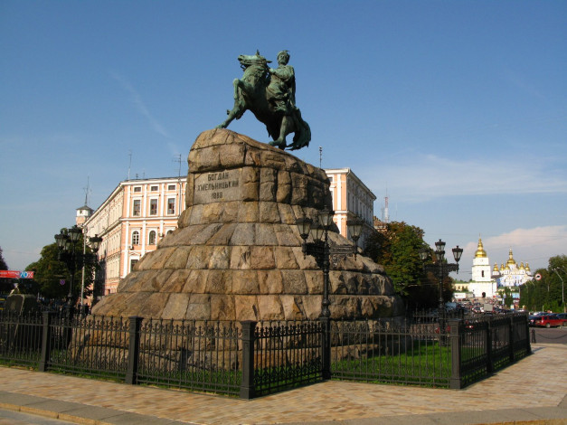 Обои картинки фото киев, памятник, богдану, хмельницкому, города, украина, михайловский, собор, конь, камень