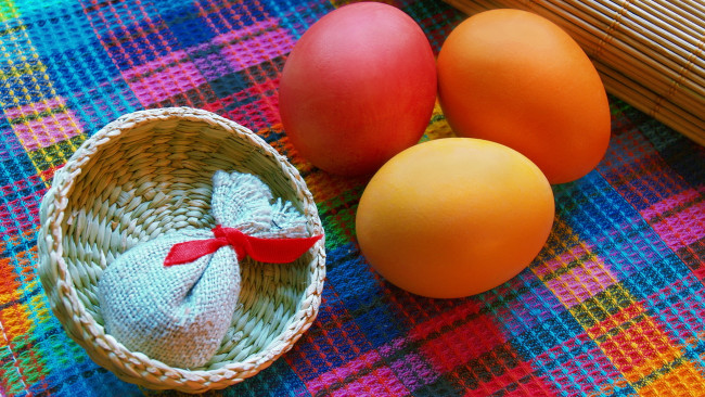 Обои картинки фото еда, Яйца, корзинка, мешочек, крашенки, цветная, скатерть, ленточка, яйца