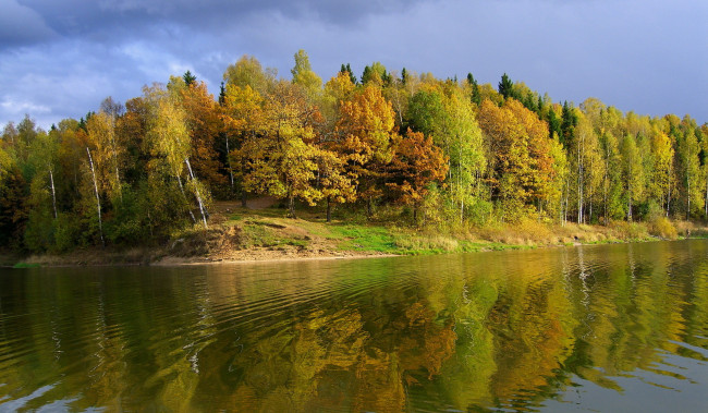 Обои картинки фото природа, реки, озера, небо, деревья, осень, река, берег