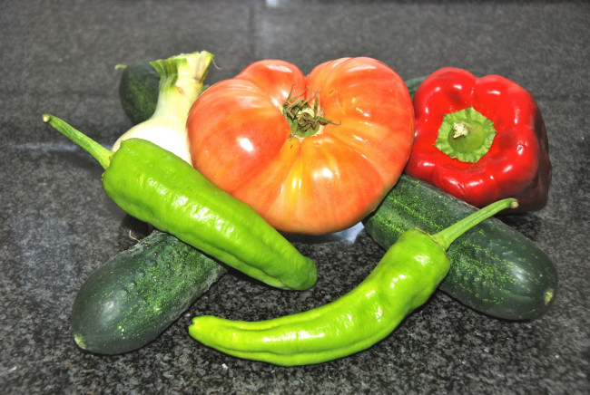 Обои картинки фото еда, овощи, огурец, помидор, перец