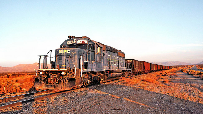 Обои картинки фото техника, поезда, локомотив, рельсы, пустыня, железная, дорога, вагоны, состав