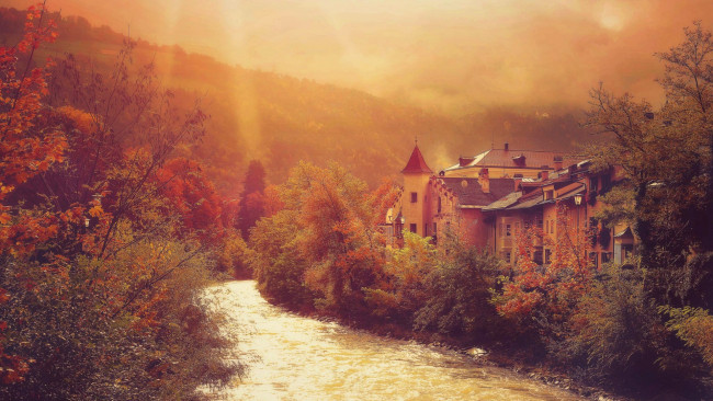 Обои картинки фото города, - пейзажи, свет, осень, листва, деревья, дома, река, город, пейзаж, природа, лучи, горы