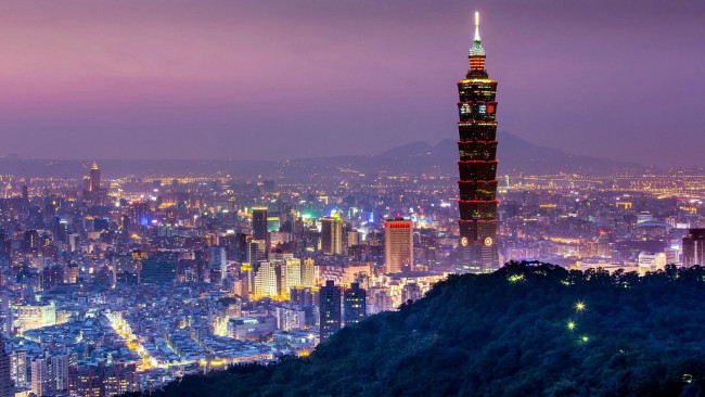 Обои картинки фото города, тайбэй , тайвань,  китай, башня, город, тайбэй, вечер, деревья, горы, здания, дома, панорама, огни