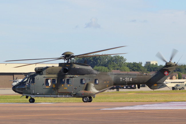 Обои картинки фото aerospatiale puma swiss air force, авиация, вертолёты, вертушка, аэродром
