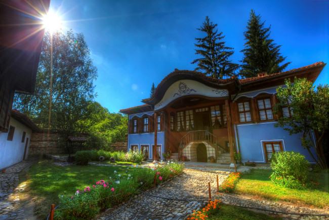 Обои картинки фото копривштица болгария, города, - здания,  дома, дом, болгария, копривштица, koprivshtitsa, газон, особняк