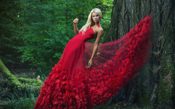 Картинка девушки -unsort+ блондинки дерево платье красное поза модель