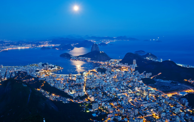 Обои картинки фото города, рио-де-жанейро , бразилия, рио-де-жанейро, rio, de, janeiro, море, побережье, город, ночь, огни, небо, луна, панорама