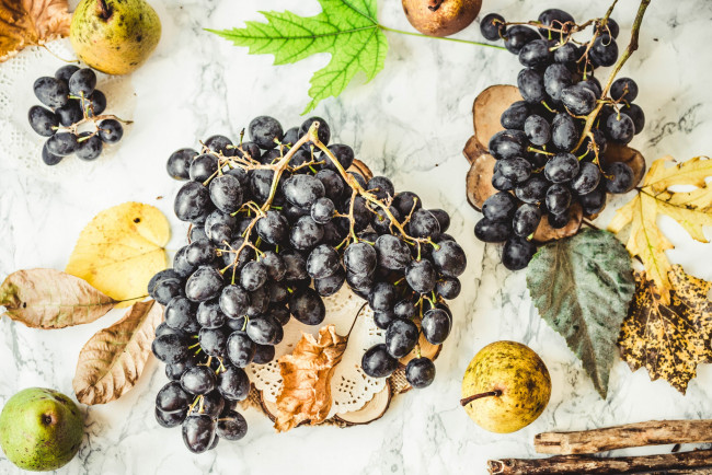 Обои картинки фото еда, виноград, фрукты, груши