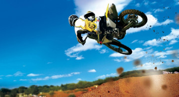 Картинка спорт мотокросс прыжок небо мотоцикл мотоциклист грязь горка