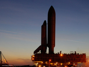 Картинка space shuttle discovery at twilight космос космодромы стартовые площадки