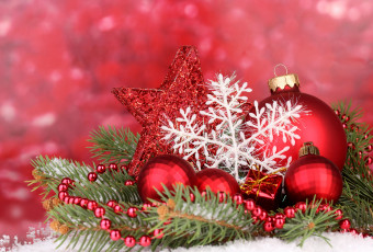 Картинка праздничные украшения шарики звезда снежинка еловая ветка