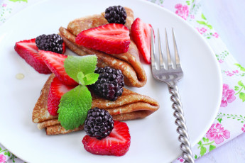 Картинка еда блины оладьи dessert десерты pancakes strawberries sweet fruit сладкие blackberry фрукты ягоды food ежевика mint