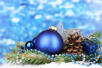 Картинка праздничные украшения шарик шишка еловая ветка бусы синий белый