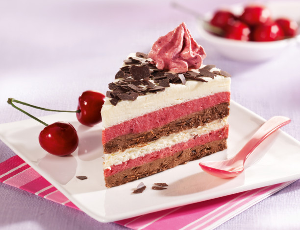 Обои картинки фото еда, торт, только, chocolate, десерт, пирожное, сладкое, крем, вишни, шоколад, cake, dessert, food, cream, cherries