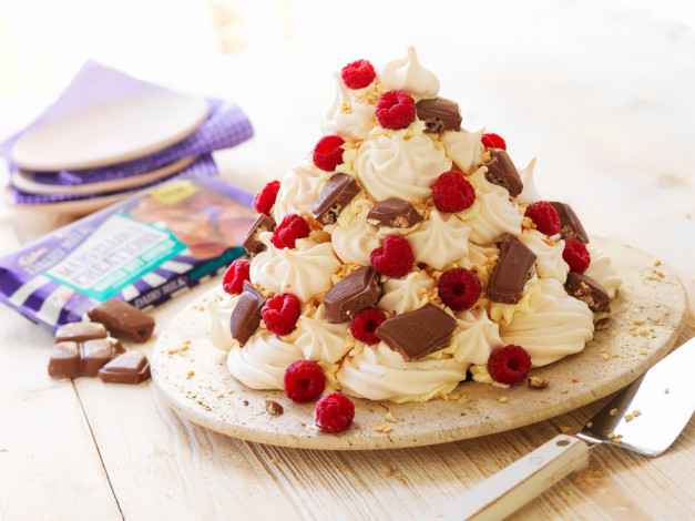 Обои картинки фото еда, торт, только, cream, chocolate, raspberries, food, десерт, пирожное, сладкое, cake, dessert, шоколад, крем, малина
