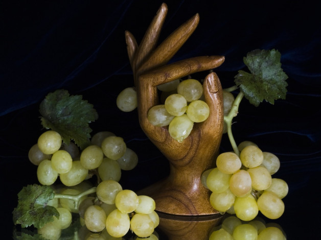 Обои картинки фото еда, виноград, рука, ягоды