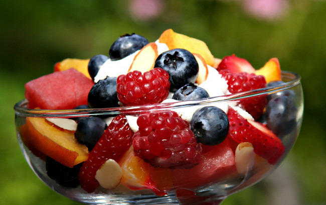 Обои картинки фото еда, фрукты, ягоды, персик, сливки, черника, малина