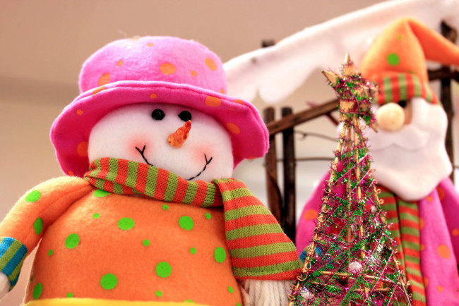 Обои картинки фото праздничные, снеговики, шарф, шляпа, снеговик, елка