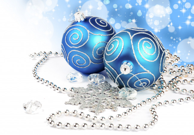 Обои картинки фото праздничные, шарики, бусы, снежинка, стразы, украшения, синий, белый