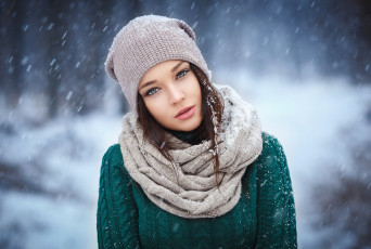 Картинка девушки ангелина+петрова фотосессия шатенка шарф свитер denis petrov макияж прическа шапка красотка портрет angelina petrova снег ангелина петрова зима