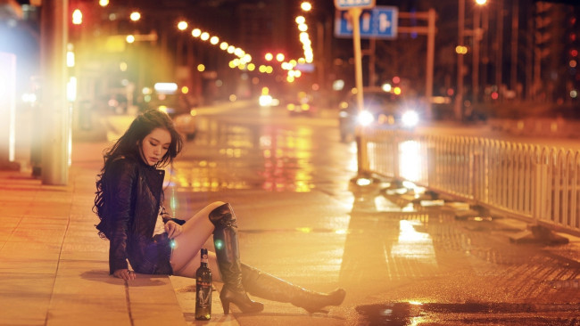 Обои картинки фото девушки, -unsort , азиатки, огни, улица, город, бутылка, сапоги, юбка, куртка
