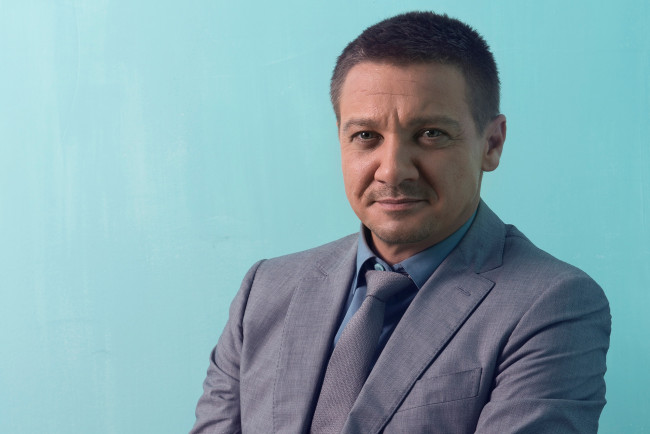 Обои картинки фото jeremy renner, мужчины, галстук, портрет, фон, jeremy, renner, джереми, реннер, актер, пиджак