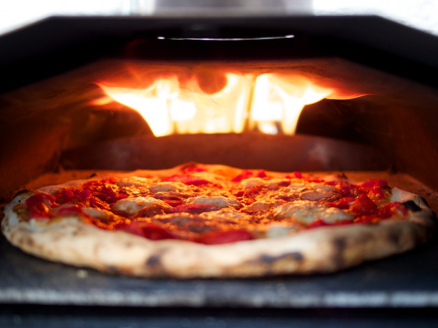 Обои картинки фото еда, пицца, печь, огонь