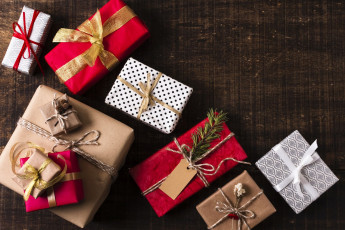 Картинка праздничные подарки+и+коробочки бокалы снежинка подарки ленты банты