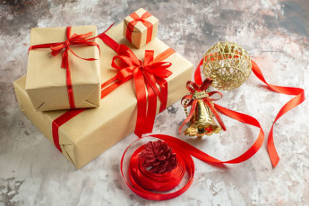 Картинка праздничные подарки+и+коробочки шарики шишки подарки ленты банты