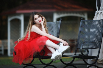 Картинка девушки -+рыжеволосые+и+разноцветные шелковое алое платье сникерсы