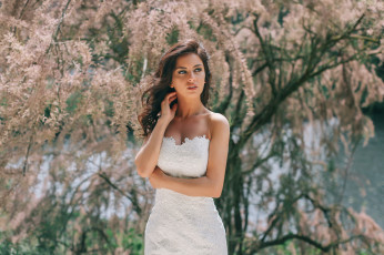 Картинка девушки aurela+skandaj белое кружевное платье декольте