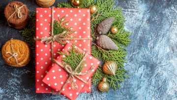 Картинка праздничные подарки+и+коробочки печенье шарики подарки ленты банты