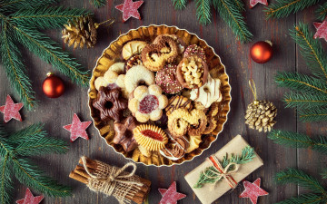Картинка праздничные угощения шишки шарики корица печенье