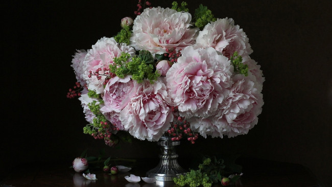 Обои картинки фото цветы, букеты,  композиции, ваза, букет, зелень, розовые, пионы