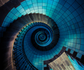 Картинка интерьер холлы +лестницы +корридоры архитектура винтовая лестница иль вьерж франция маяк ступени посмотрите вверх узор синий author dennis liang