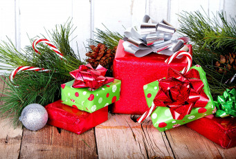 Картинка праздничные подарки коробочки шишки шарик коробки