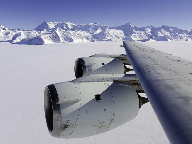 Обои картинки фото авиация, авиационный, пейзаж, креатив, за, бортом, зима, самолёт