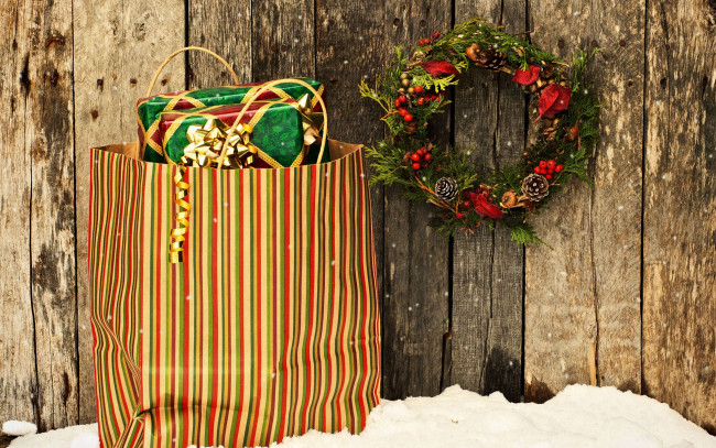 Обои картинки фото праздничные, подарки, коробочки, венок, забор, подарок, пакет, снег