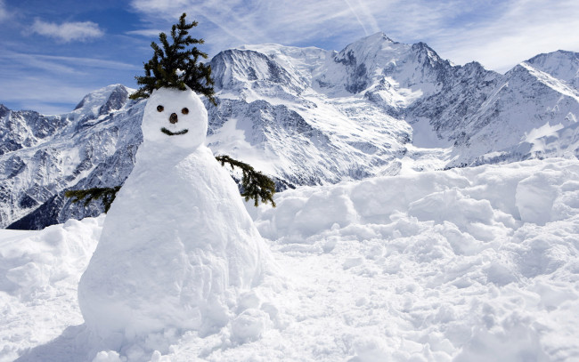 Обои картинки фото праздничные, снеговики, горы, снеговик