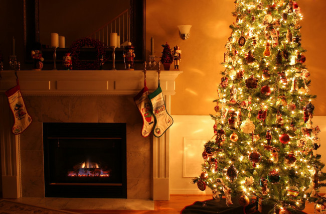 Обои картинки фото праздничные, новогодний, очаг, елка, свечи, огонь, камин, игрушки