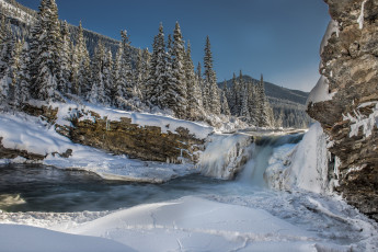 Картинка природа зима горы лес елки река водопад снег лед