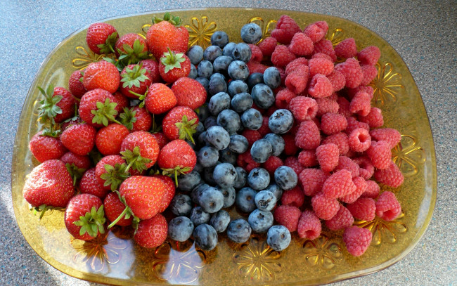 Обои картинки фото еда, фрукты,  ягоды, голубика, малина, клубника