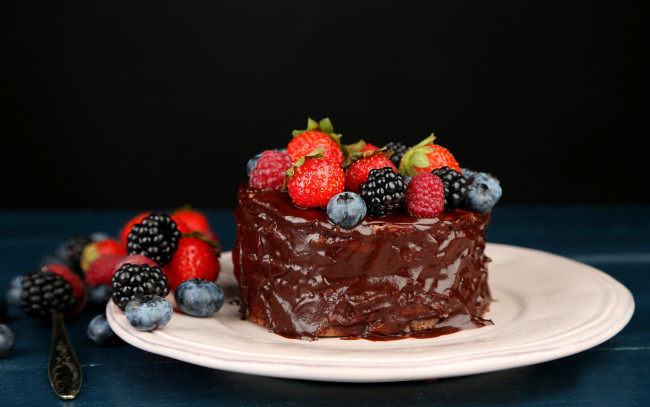 Обои картинки фото еда, пироги, десерт, chocolate, blueberries, raspberries, food, cake, dessert, шоколад, blackberries, strawberries, ежевика, клубника, черника, малина, сладкое, пирожное, торт