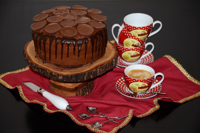 Обои картинки фото еда, торты, шоколад, торт, чашка, нож, ложка, сладости