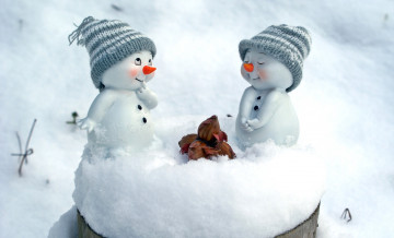 обоя праздничные, снеговики, шапки, орехи, снег, фигурки